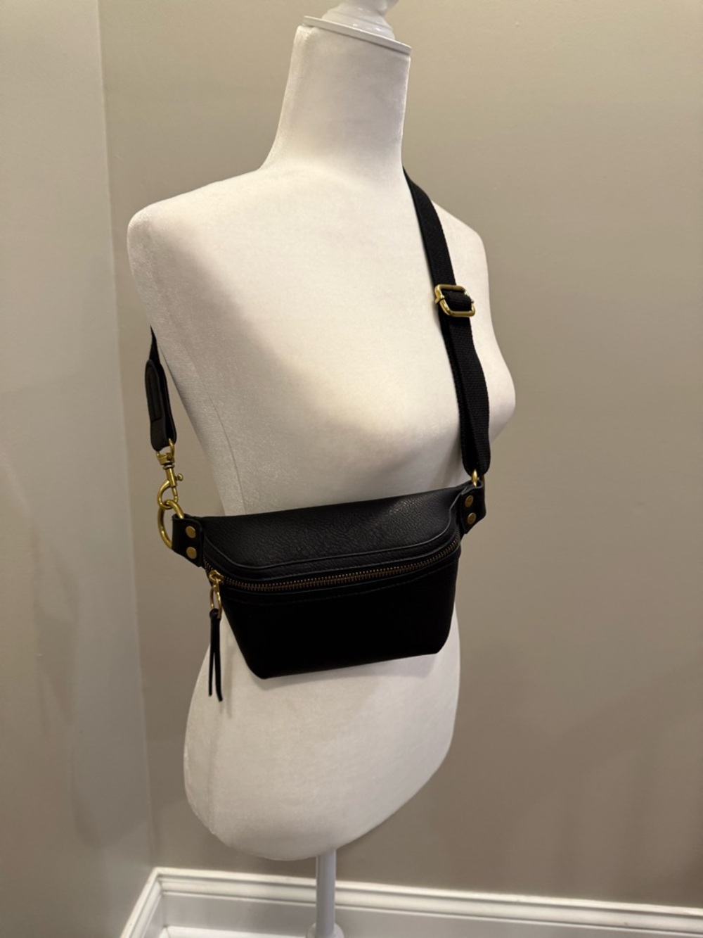 Universal Thread Black Belt Bag Crossbody - Picture 6 of 8